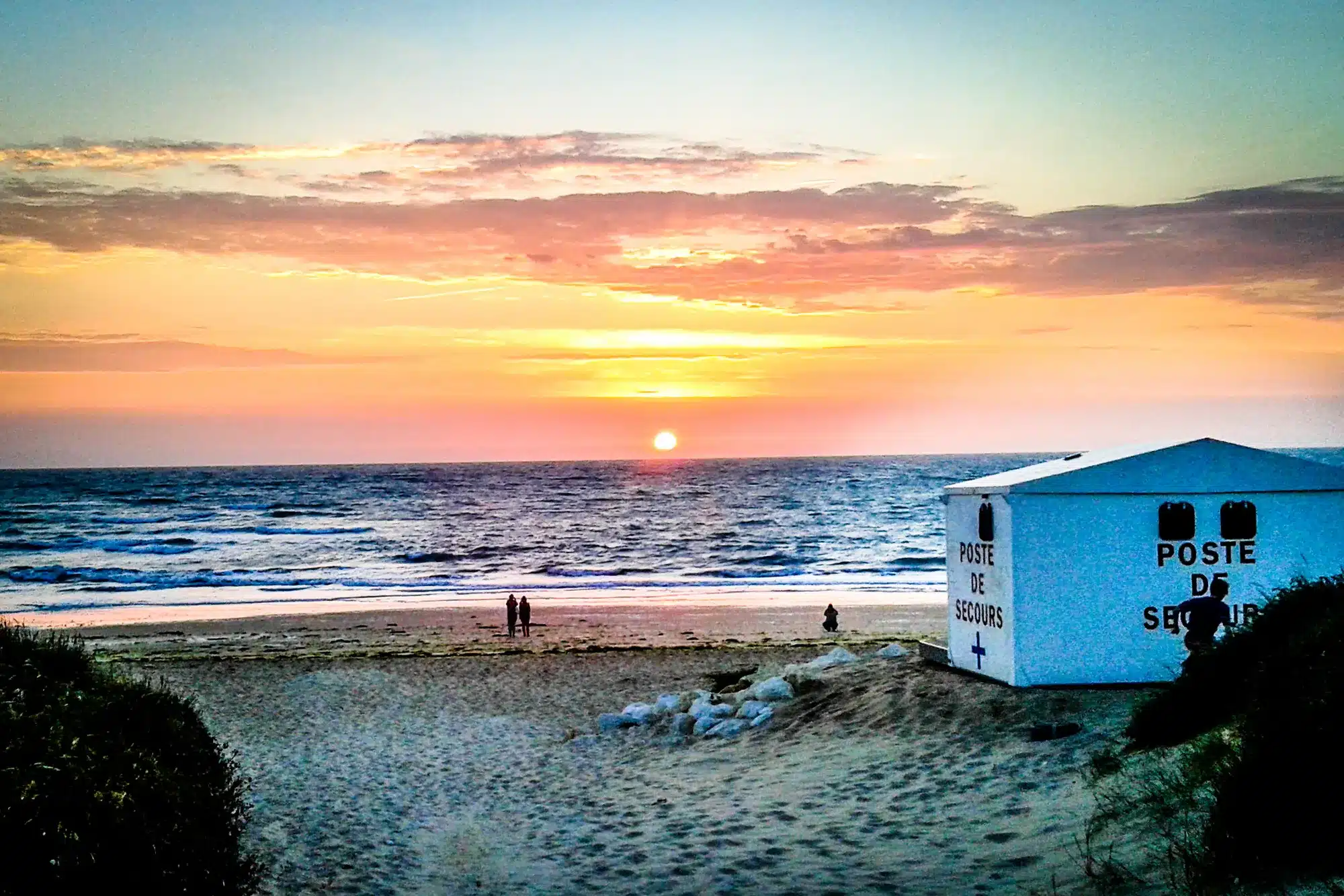 Poste de secours sur une plage de l’île d’Oléron au coucher du soleil