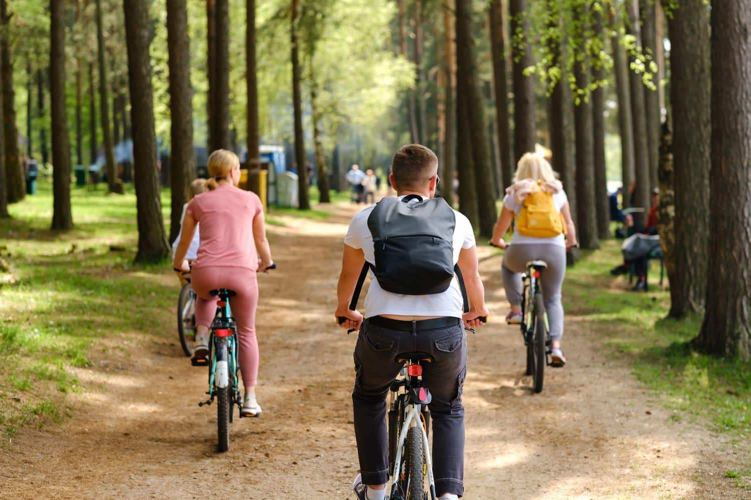 Cyclistes sur une piste en forêt pendant un week-end à vélo